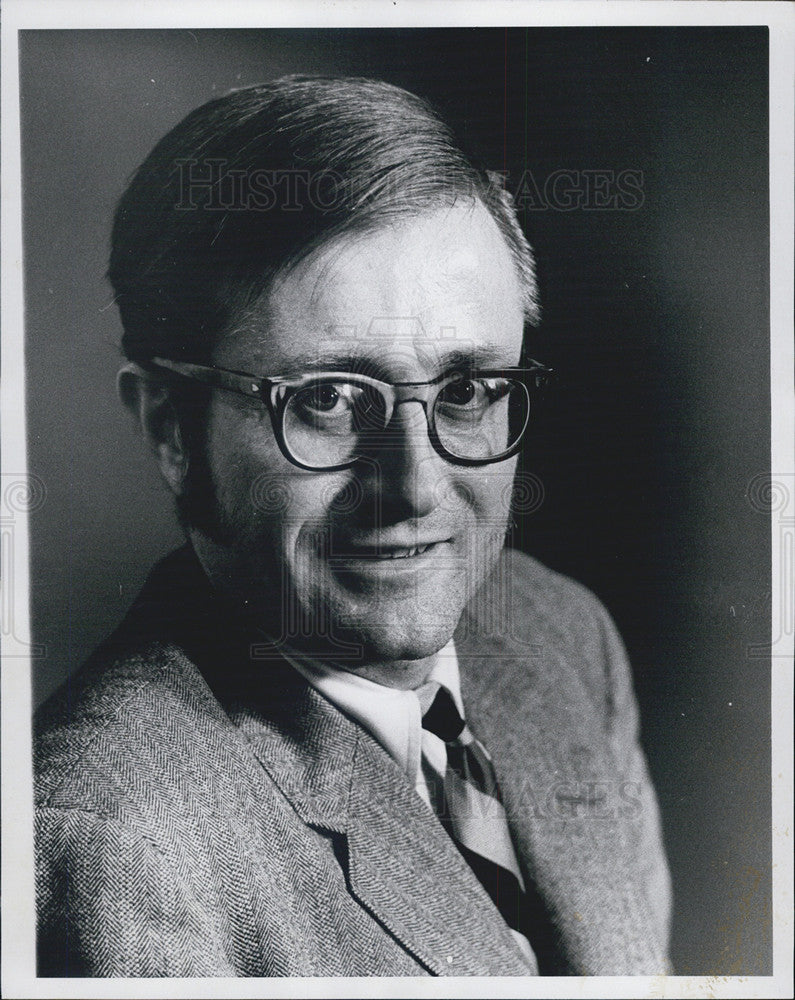 1970 Press Photo Donal Mohoney, Reporter In The Midwest Section - Historic Images