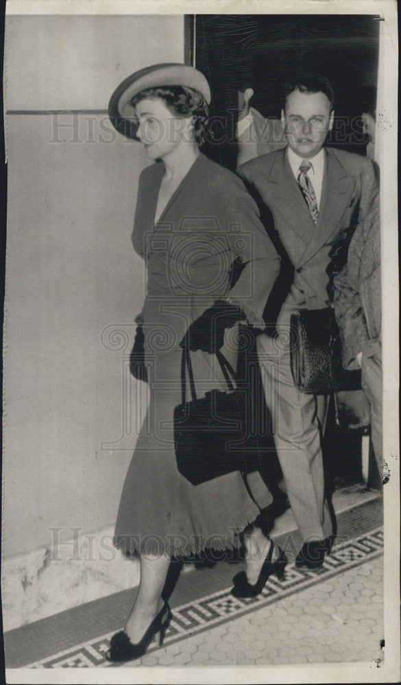 1949 Press Photo Mrs. Stevenson leaves county clerk&#39;s office after divorce - Historic Images