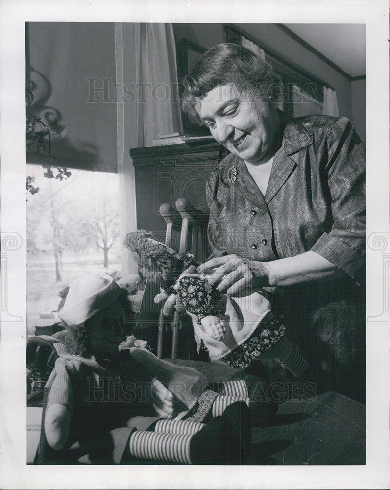 1962 Press Photo Agnes Mitchell Chosen Patient Year Evanston Hospital Sews Dolls - Historic Images