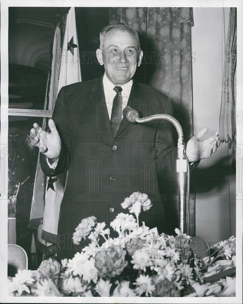 1958 Press Photo Hugh M. Milton II Secretary Of The Army Hilton Hotel - Historic Images