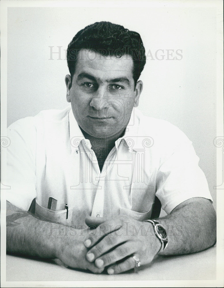 1964 Press Photo Pete Mistretta 1963 Racing Boat Champion Sits Photographer - Historic Images