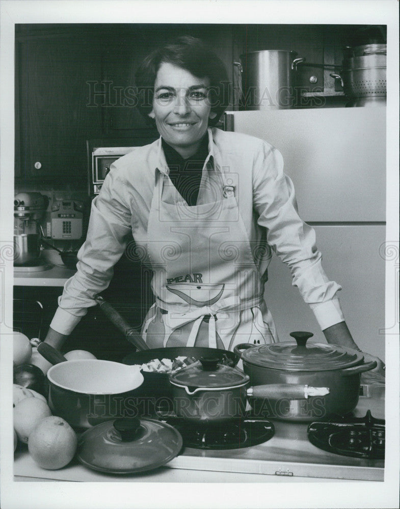 1983 Press Photo Perla Meyers cooks with fresh in season ingredients - Historic Images