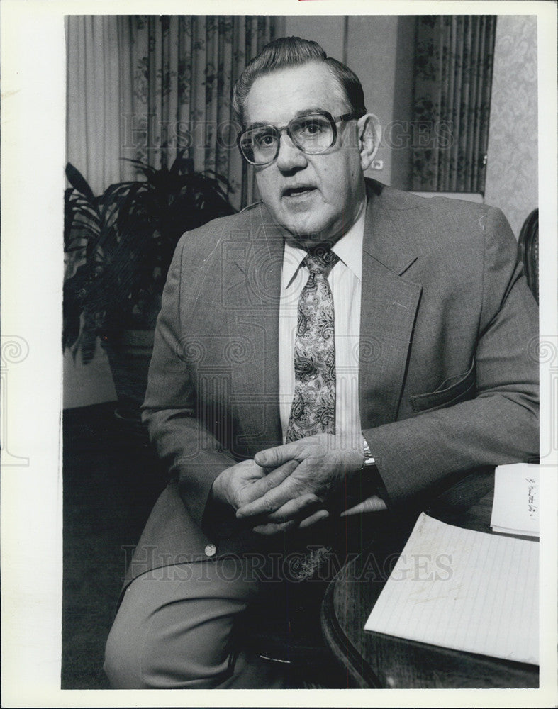 1987 Press Photo Family Support Administration Head Wayne Stanton Interview - Historic Images