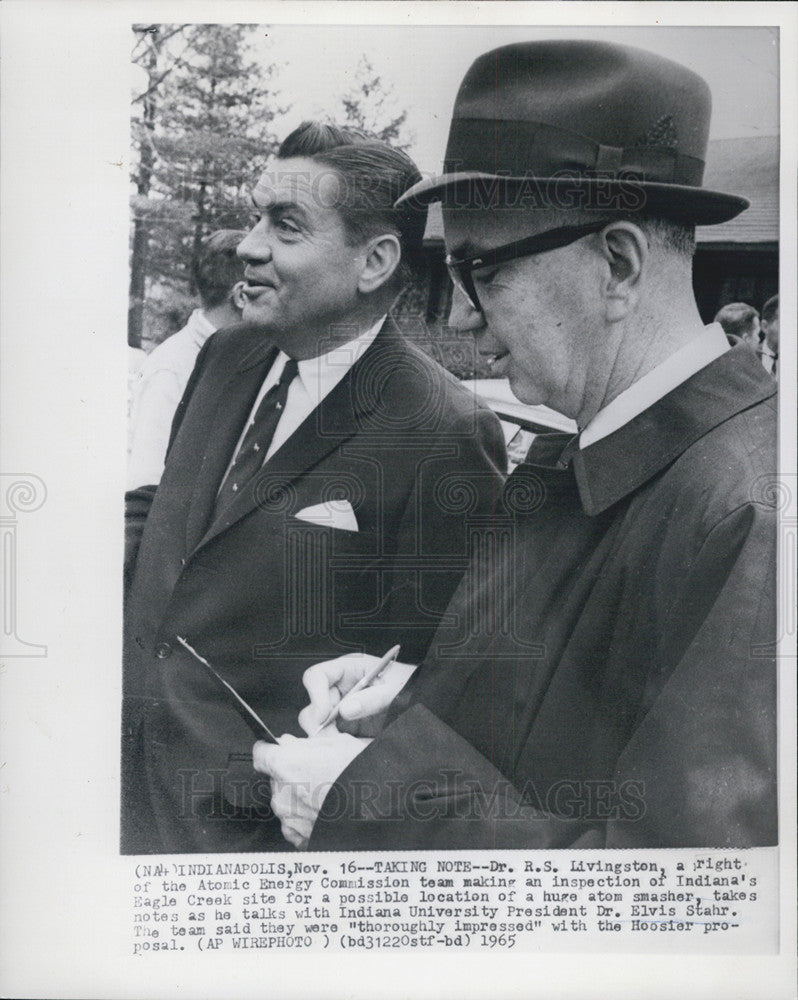 1965 Press Photo Indiana Hoosier Proposal Inspection R.S. Livingston Elvis Stahr - Historic Images