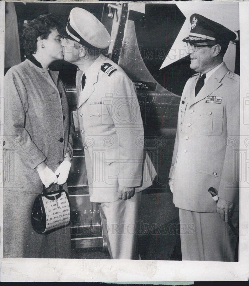 1958Press Photo Gov. and Mrs Robert Meyner a Lt Comdr in reserves leaves on Duty - Historic Images