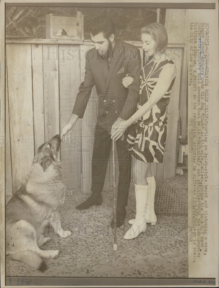 1968 Press Photo Jimmy Rodgers Singer Dog Chub Wife Coleen - Historic Images