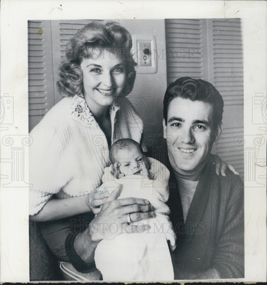 1968 Press Photo Singer Jammie Rodgers with hi family. - Historic Images