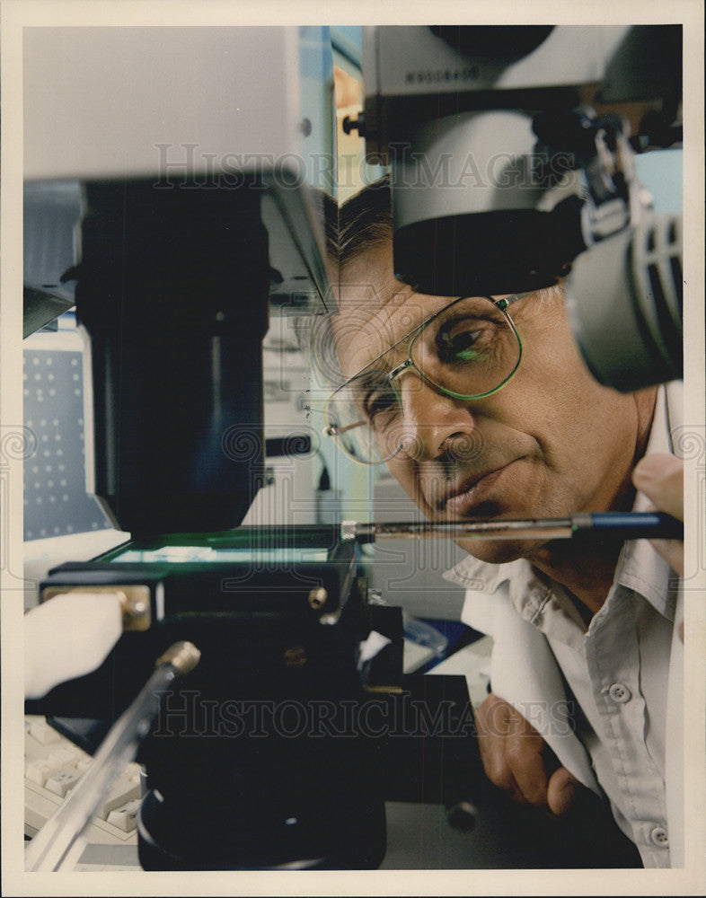 1995 Press Photo Russian Scientist Andrei Mirzabekov Works on DNA Biochip - Historic Images