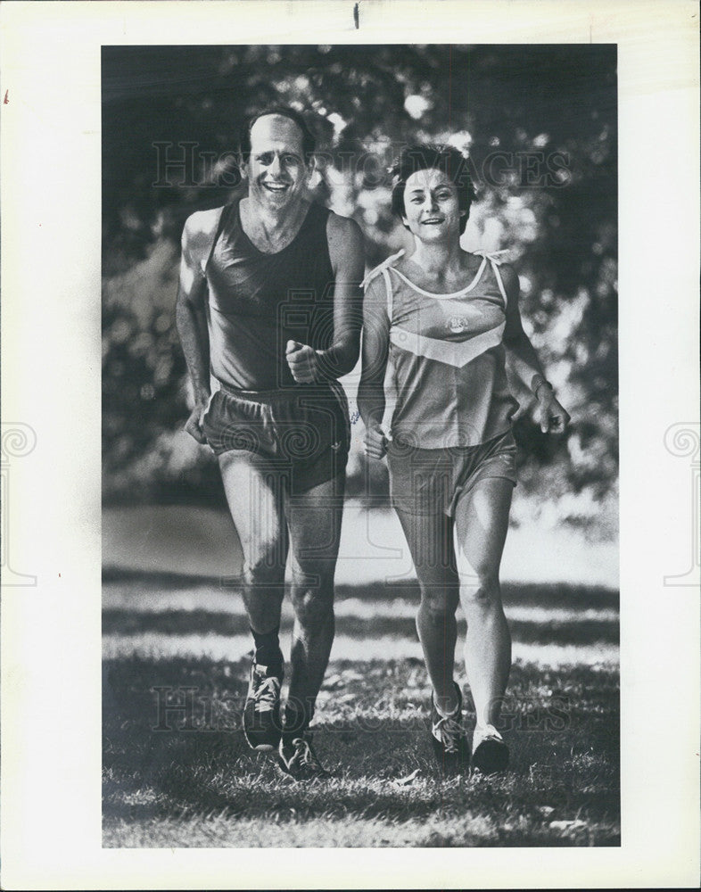 1984 Press Photo Sports Medicine Expert Gabe Mirkin Runs With His Wife Mona - Historic Images