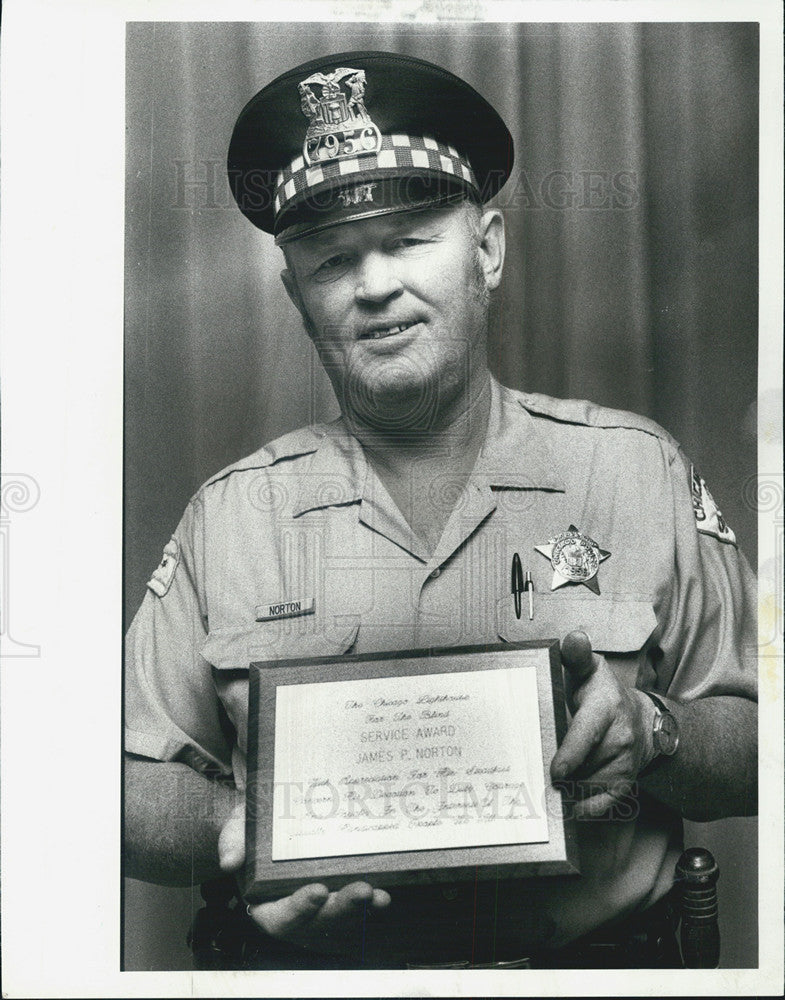 1977 Press Photo Patrolman James P. Norton saves the life of Midge Miller from b - Historic Images