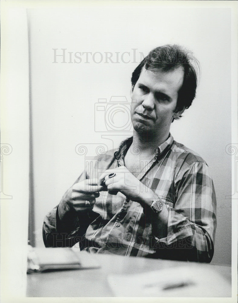 1985 Press Photo Author John Milward interviewed about his book on the Beach Boy - Historic Images