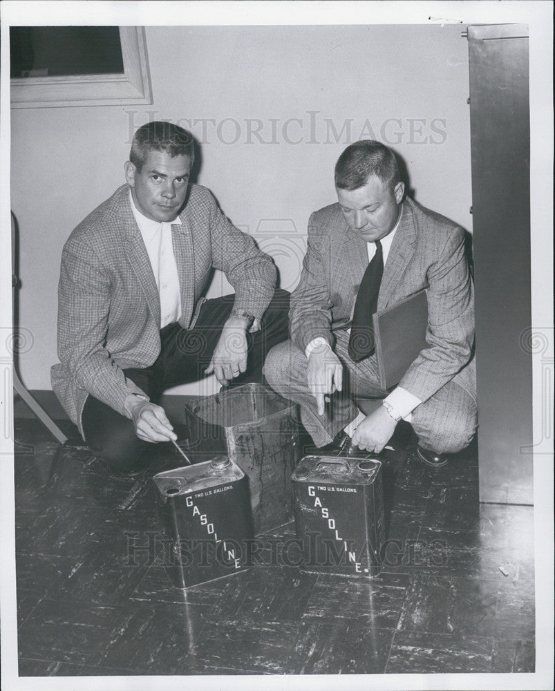 1938 Press Photo Detectives Roger Milz and Martin Conroy check out gasoline cans - Historic Images