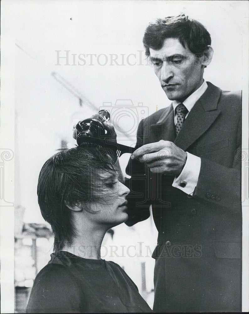 1969 Press Photo Model Zsuzsanne at the Mr. Franz Salon - Historic Images