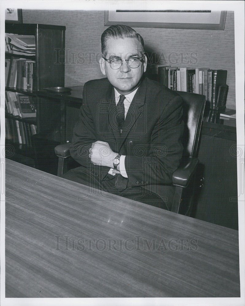 Press Photo Dr. David Misner George Williams College Isometric Exercise - Historic Images