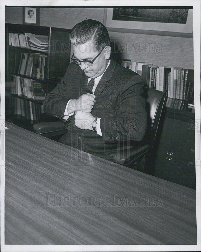 1963 Press Photo Dr. David Misner George Williams College Isometric Exercise - Historic Images