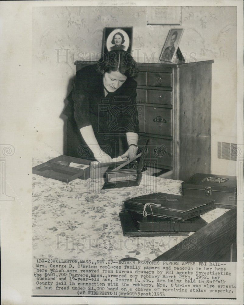 1953 Press Photo Mrs. George O&#39;Brien cleans up the mess after the FBI came in - Historic Images