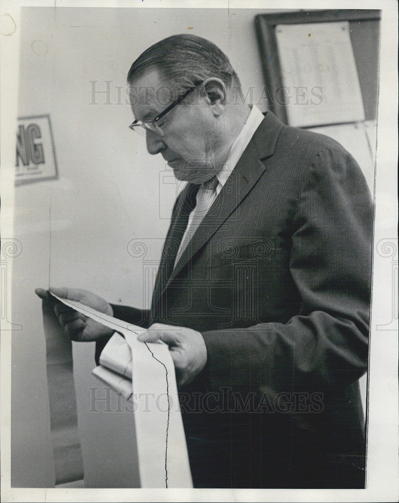 1965 Press Photo Dr. George O&#39;Brien Cardinal Mercy Hospital Cardiogram - Historic Images