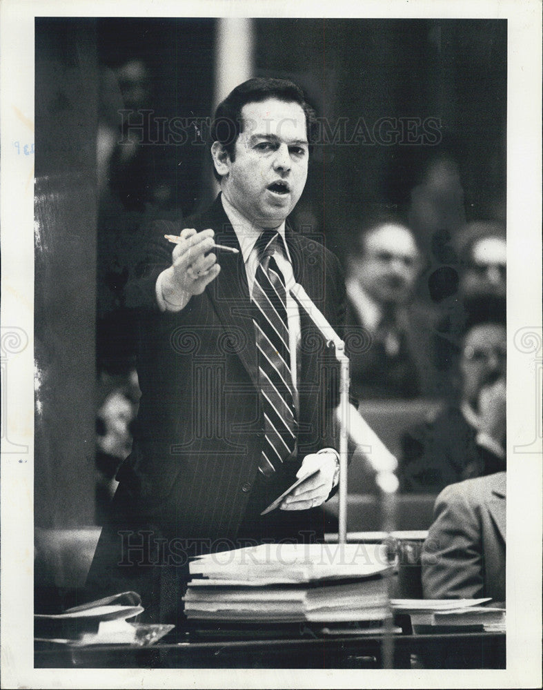 1977 Press Photo Alderman Oberman in City Hall Council Chambers - Historic Images