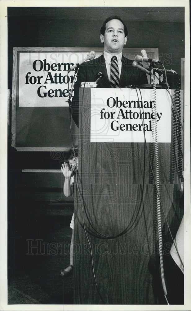 1981 Press Photo Martin Oberman &amp; Maren Oberman behind podium at feet - Historic Images