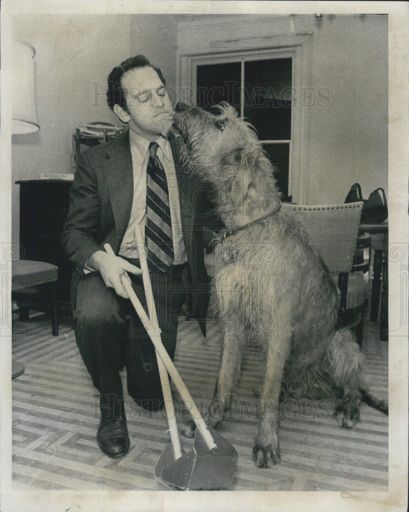 1976 Press Photo Alderman Martin Oberman proposes pooper scooper laws for Chicag - Historic Images