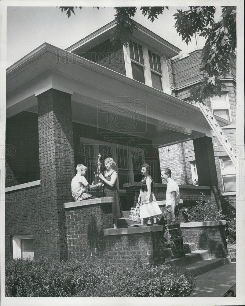 1953 Press Photo Police Commissioner Timothy O&#39;Connor Family House Irene Wife - Historic Images