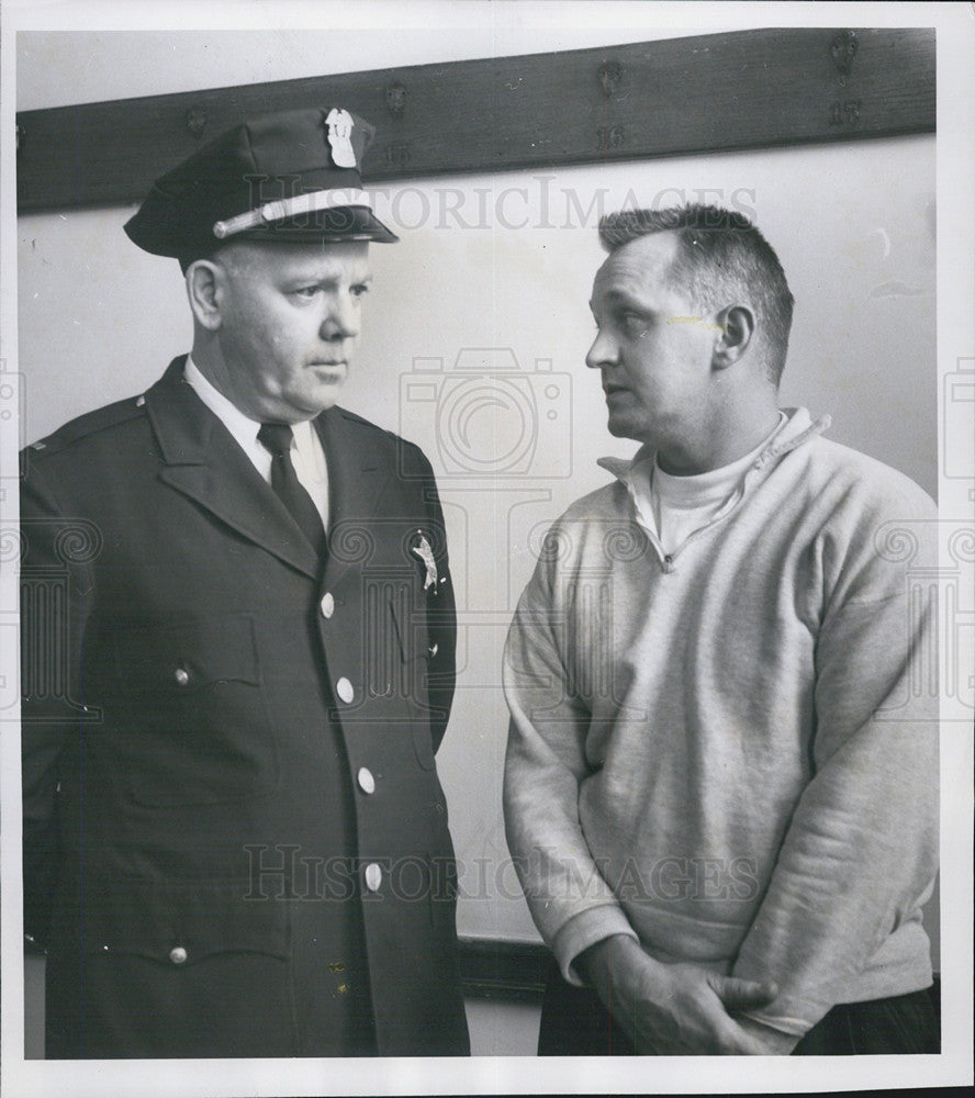 1961 Press Photo Lt. Emmett O&#39;Connell talks with murder suspect Charles Stemmlin - Historic Images