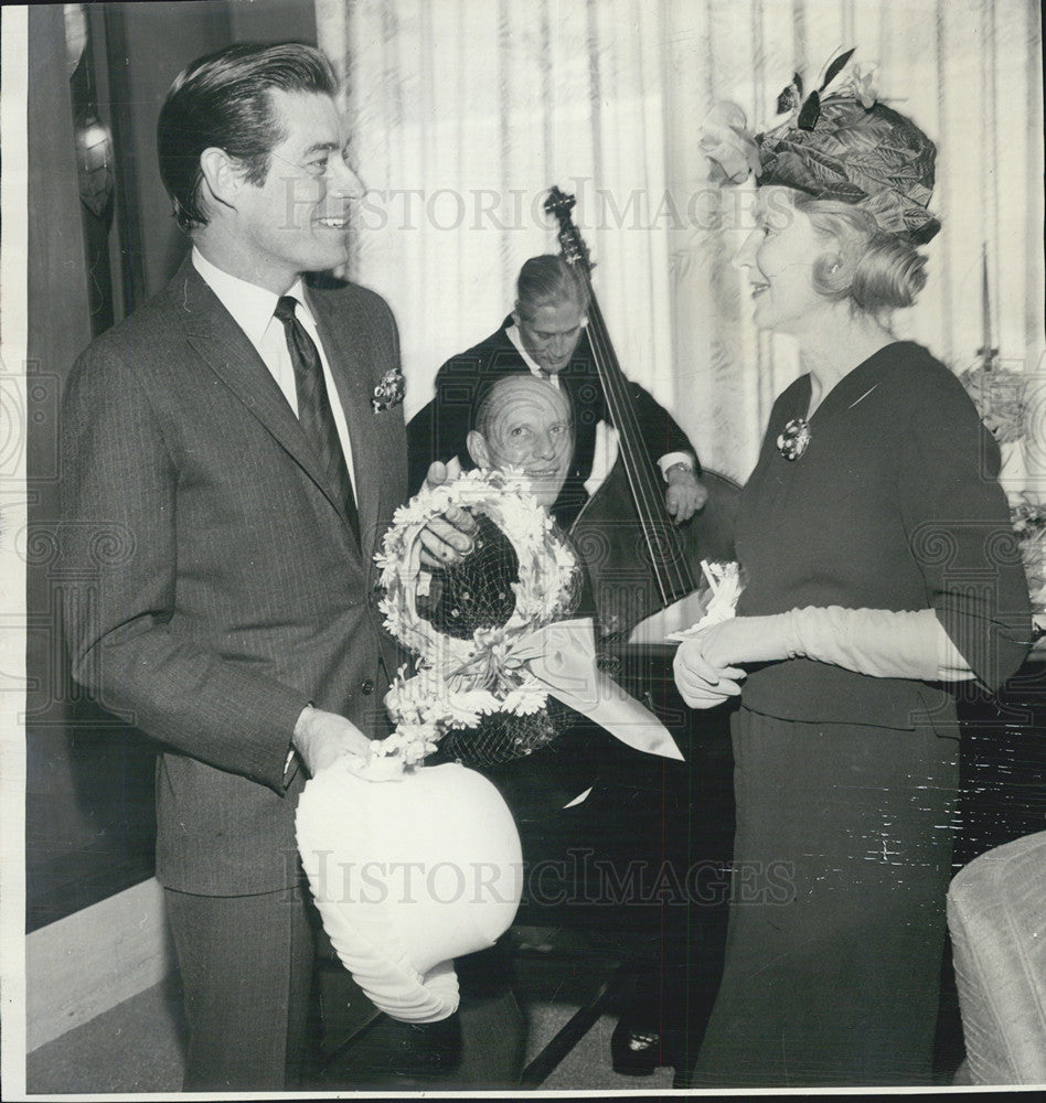 1964 Press Photo Mr. Vincent &amp; Mrs. Harold M. Pond &amp; David Le Winter - Historic Images