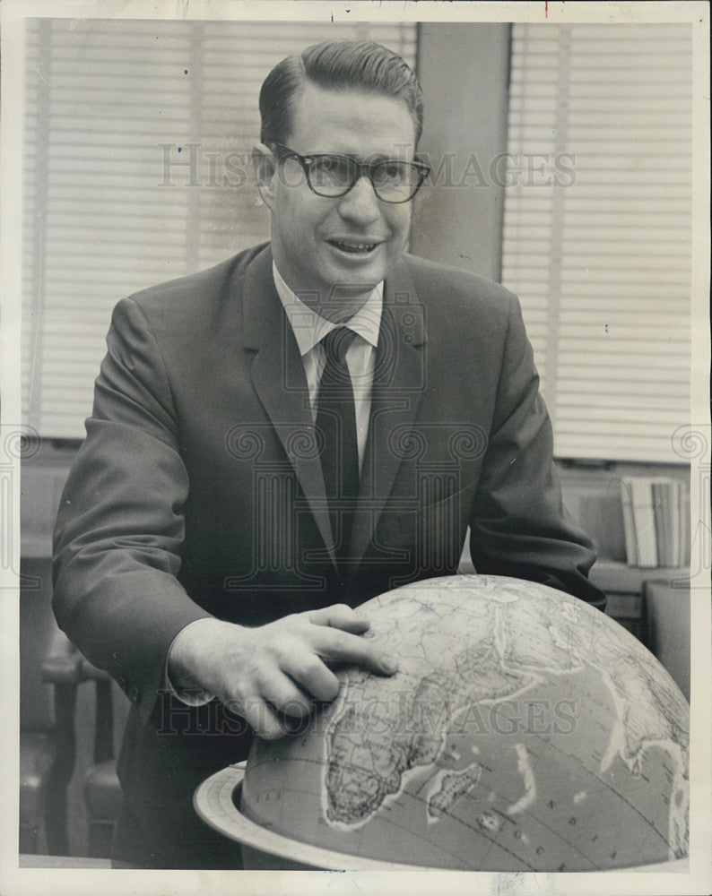 1965 Press Photo Michael Hoyt, U.S. Diplomat - Historic Images