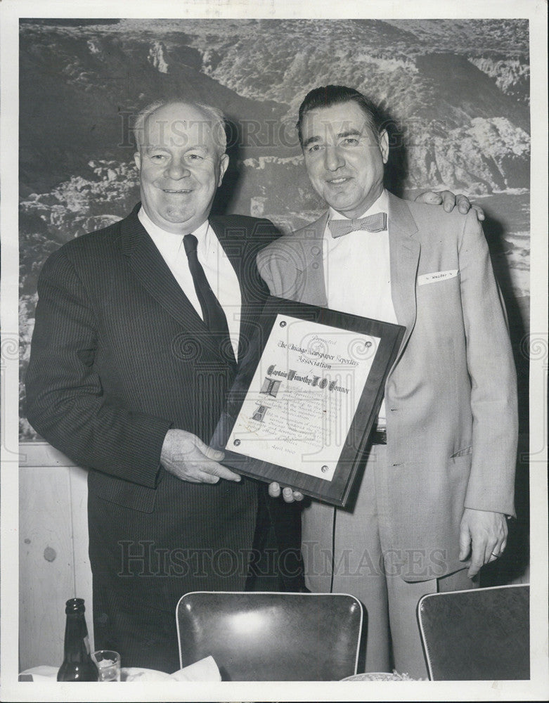 1960 Press Photo Capt. Timothy O&#39;Connor plaque Sun-Timesman Walter Spirko - Historic Images