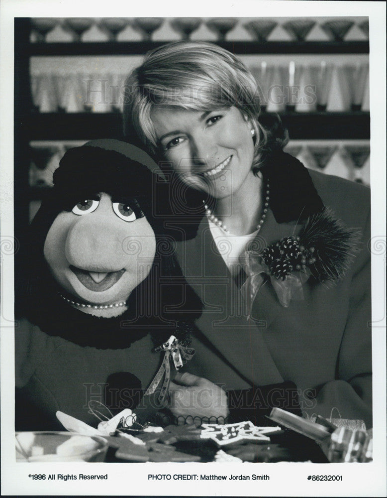 1996 Press Photo Miss Piggy Martha Stewart Home For The Holidays Christmas - Historic Images