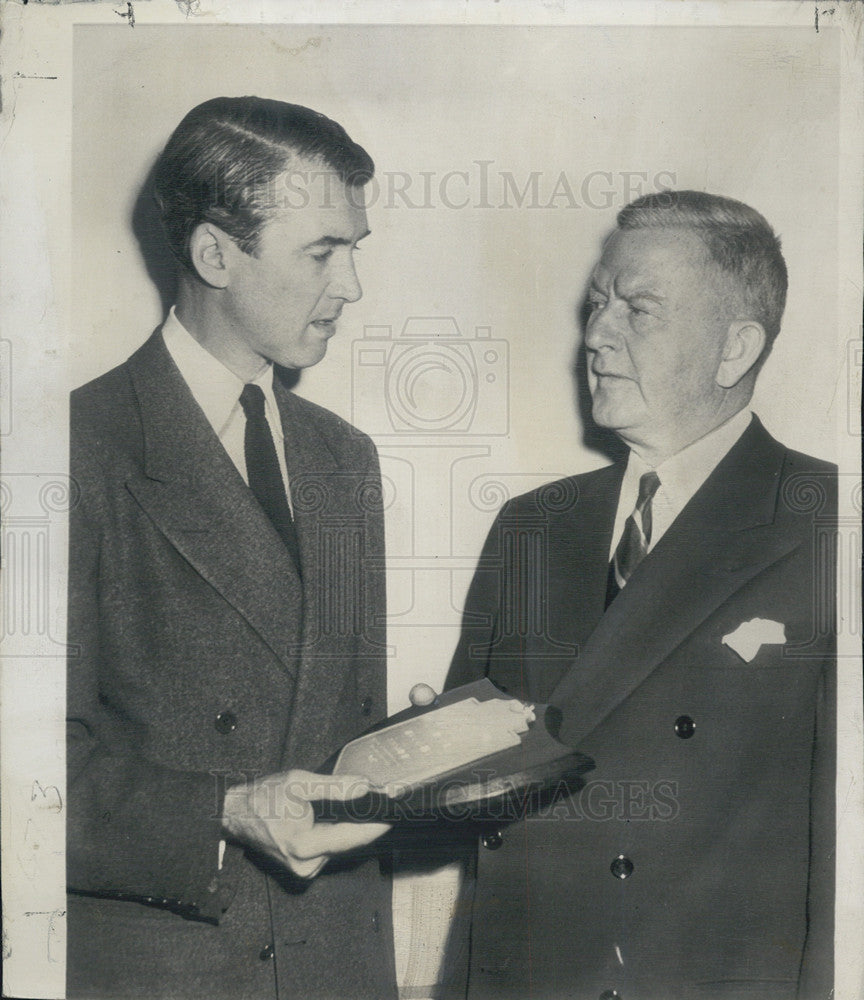 1947 Press Photo Jimmy Stewart receives Commerce and Industry Award - Historic Images