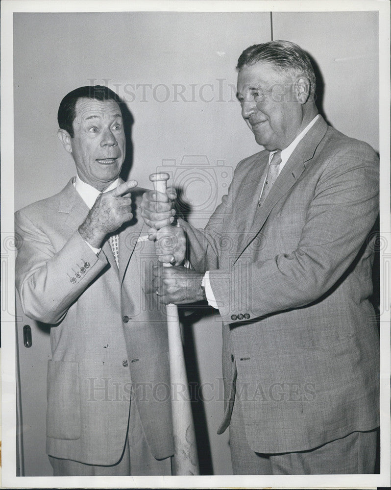 1957 Press Photo Joe Brown comedian Warren Oakes chairman Fleischmann - Historic Images