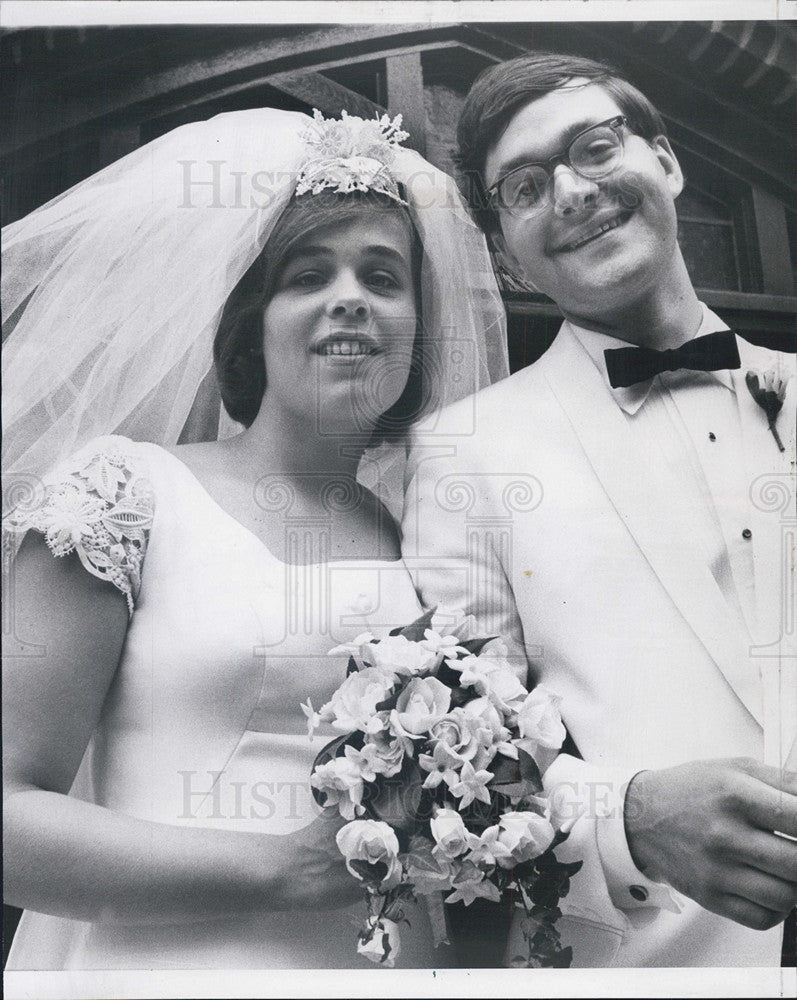 1967 Press Photo Mr. Mrs. Roger Alan Oberle wedding - Historic Images