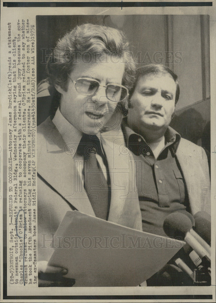 1975 Press Photo Attorney James Burdick client Les Chuckie O&#39;Brien news - Historic Images