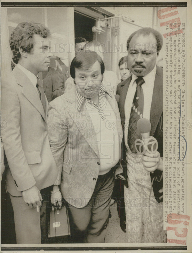 1975 Press Photo Charles &quot;Chuckie&quot; O&#39;Brien questioning FBI agents adopted son - Historic Images