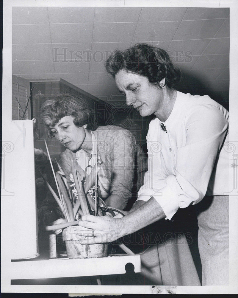 1961 Press Photo Mrs. William Fay Jr. and Mrs. John O&#39;Brian Prepare for Show - Historic Images