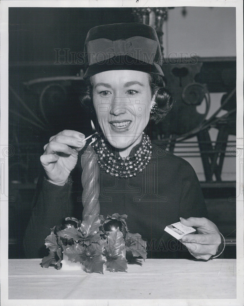 1962 Press Photo Mrs. John D. O&#39;Brian Lights Party Candle - Historic Images