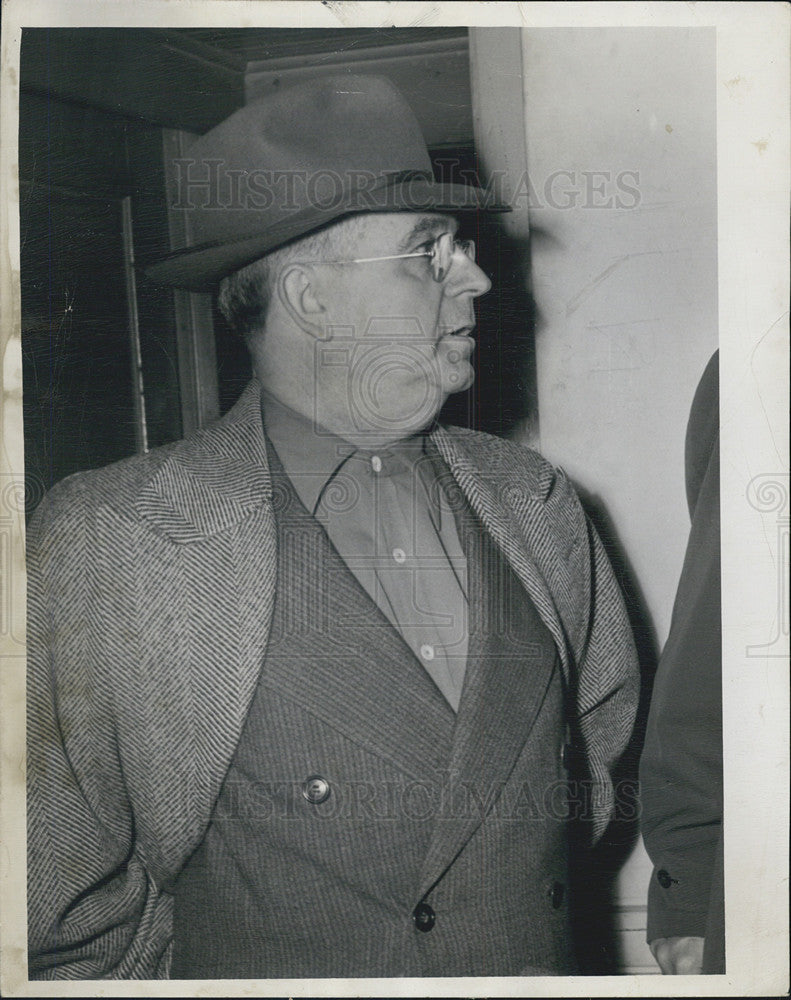 1948 Press Photo James P. O&#39;Brien, Pres. of John Walter Co., arrives at building - Historic Images