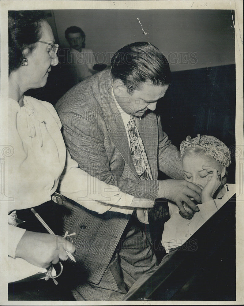 1946 Press Photo Mrs. Ethel O&#39;Day faints in court during her trial for disorderl - Historic Images