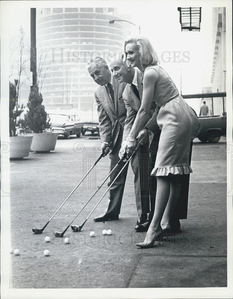 1964 Press Photo Ben Orloff General Manager Chicago Golf Show Harry Pezzullo - Historic Images