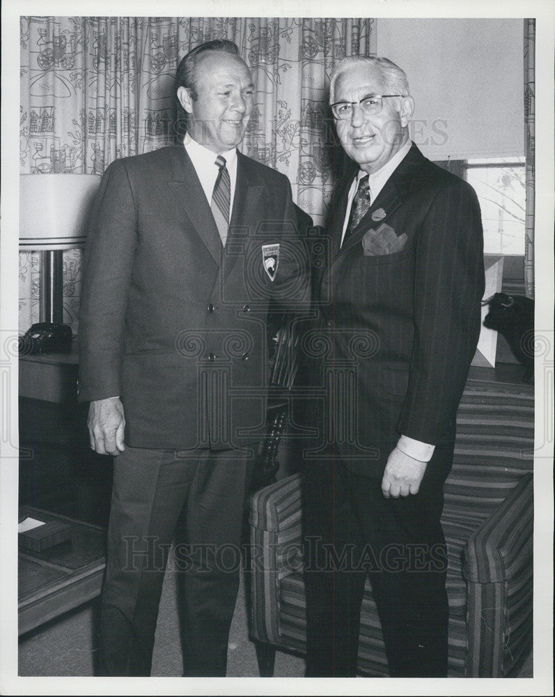 Press Photo Arnold Palmer wishes Ben Orloff success with 9th annual Chicago golf - Historic Images