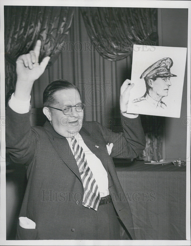 Press Photo G. Mason Omett holds up picture as he makes nomination - Historic Images