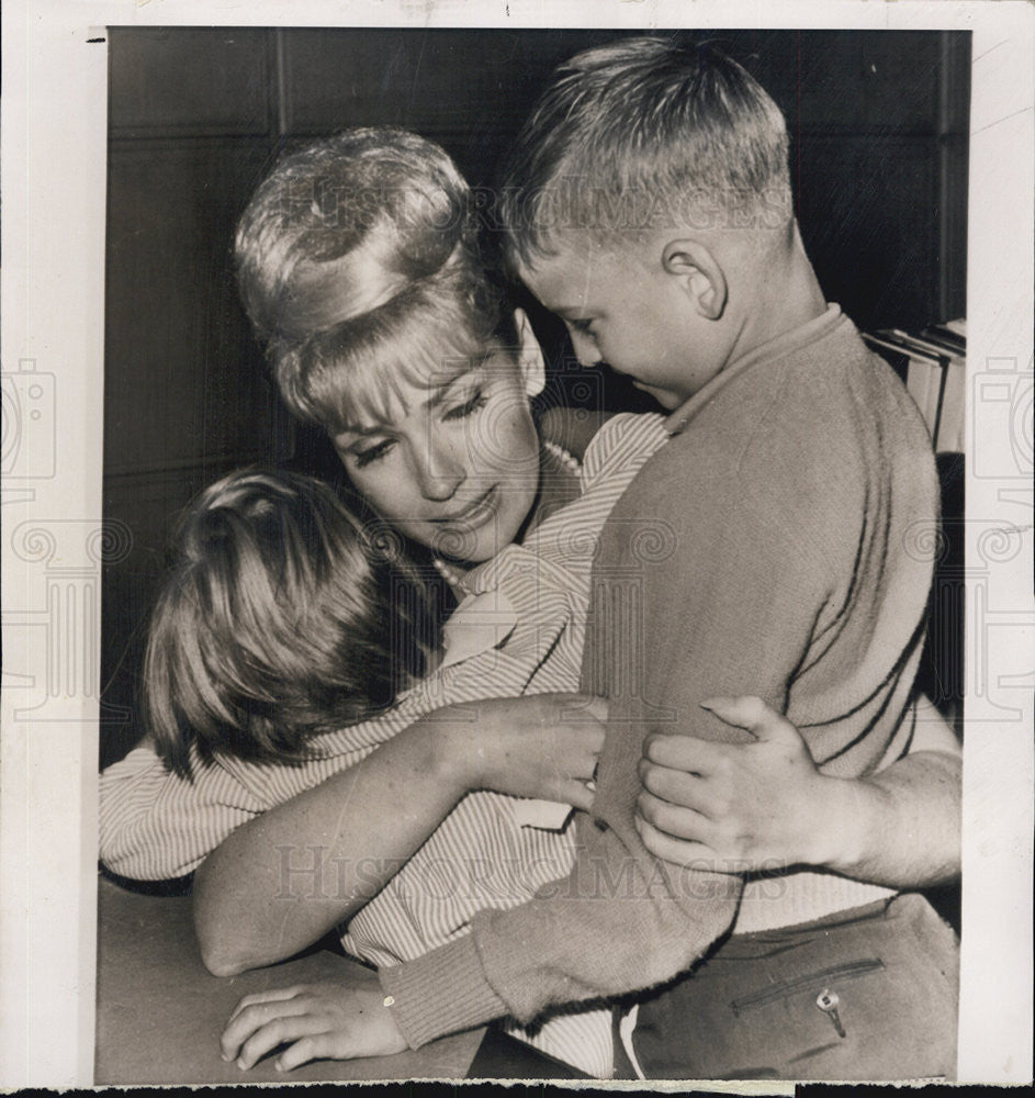 1963 Press Photo Joan O&#39;Brien regain custody of her children - Historic Images