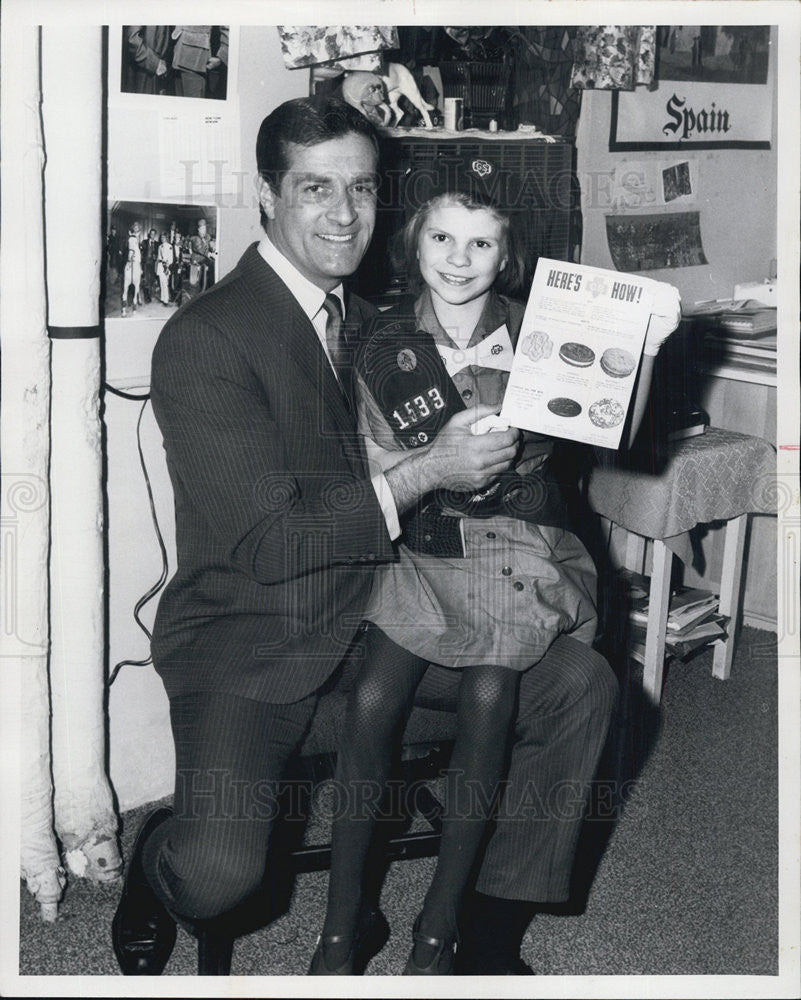 1968 Press Photo Marlene Shields visits backstage at the Blackstone Theatre to - Historic Images