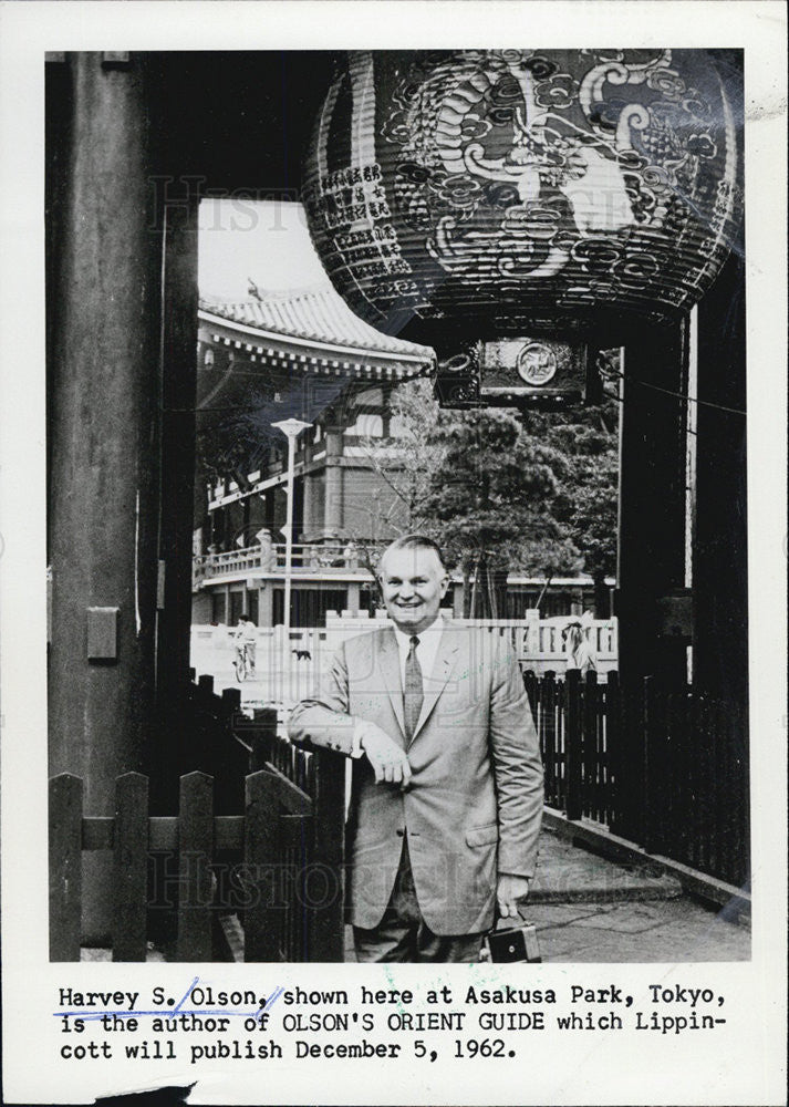 1962 Press Photo Author of Olson&#39;s Orient Guide, Harvey S. Olson - Historic Images