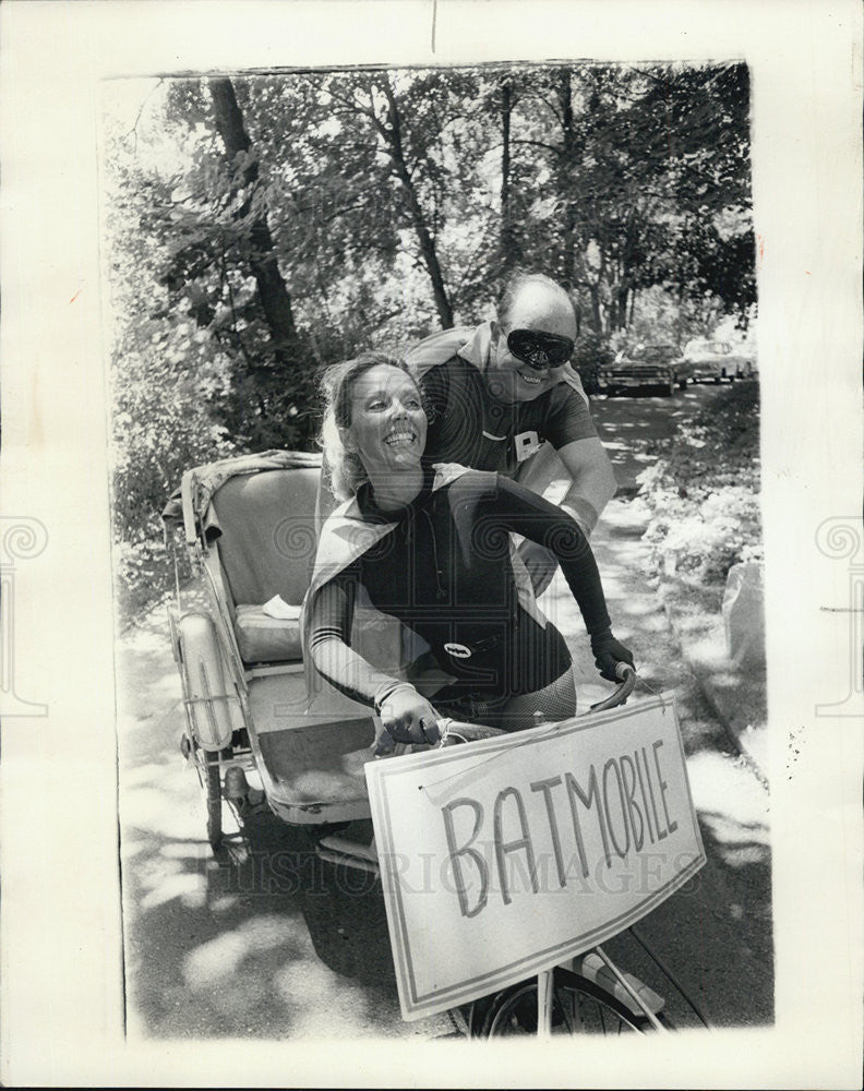 1966 Press Photo Mrs. James Mchale batgirl role - Historic Images