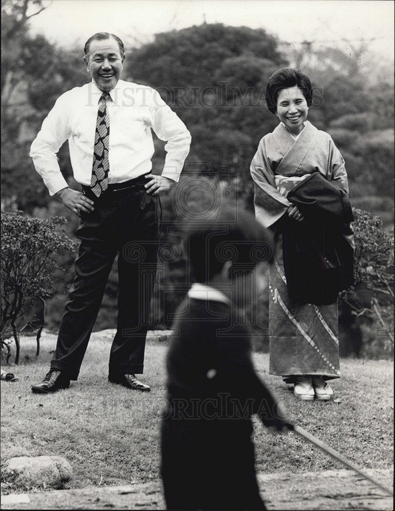 1973 Press Photo Prime Minster and Mrs. Kakuei Tanaka Watching grandson Yuichiro - Historic Images