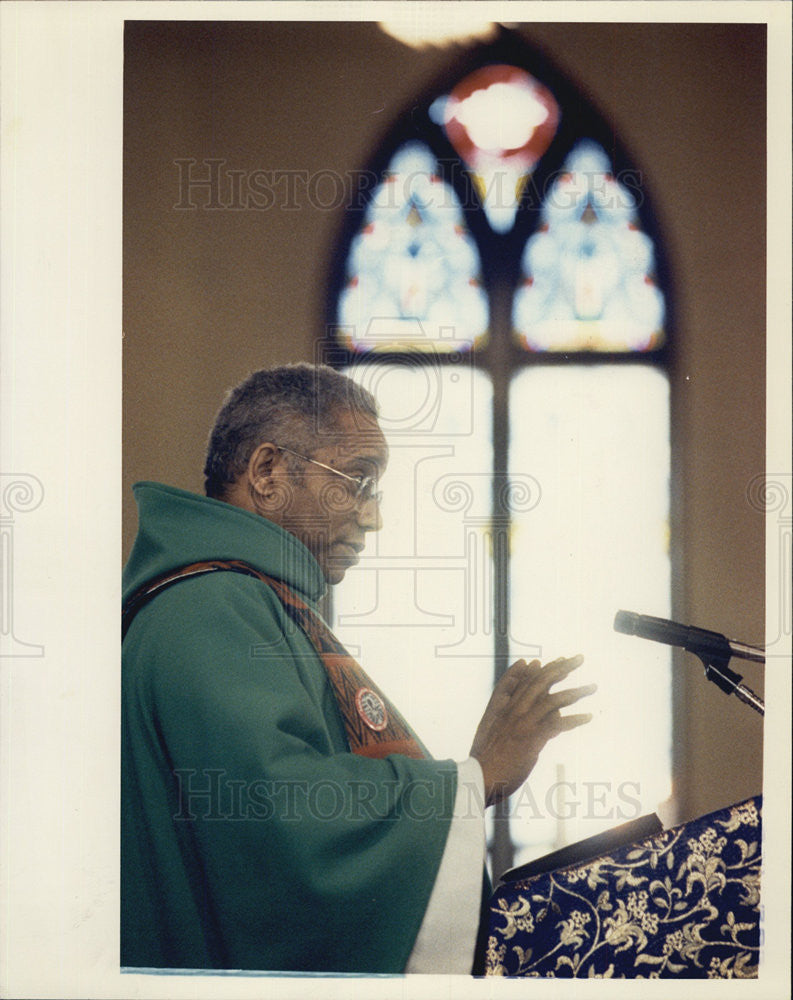 1990 Press Photo Reverend Victor Stewart St. Charles Lwanga - Historic Images