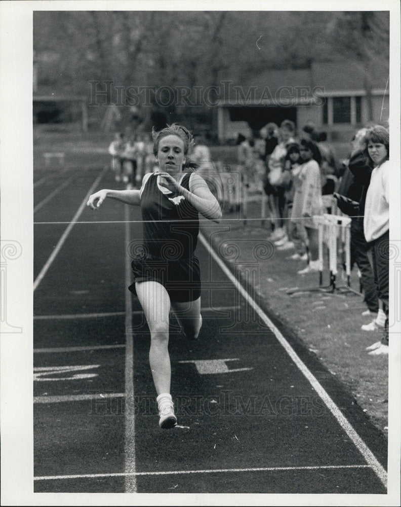 1989 Press Photo Tina Stev Downers Grove South Track And Field 800 Meter Runner - Historic Images