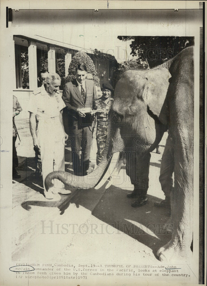 1971 Press Photo Adm John McCain get elephant as present by Cambodians - Historic Images